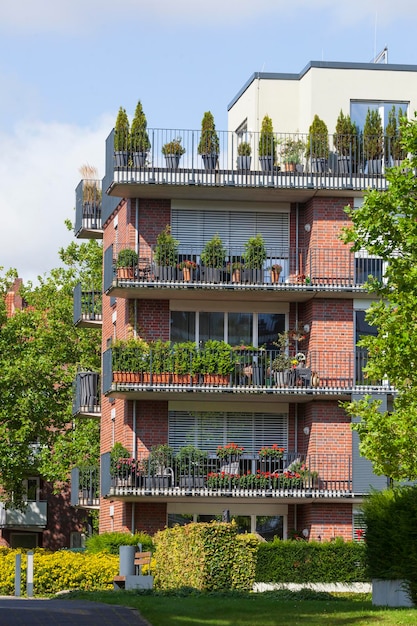 Balkone an einem modernen Wohngebäude aus Backstein, Wilhelmshaven, Niedersachsen, Deutschland, Europa