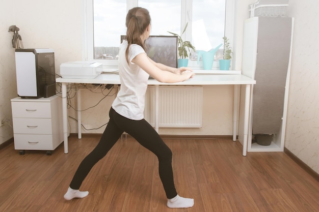 Ballando in casa La ragazza è impegnata in video lezioni via Internet