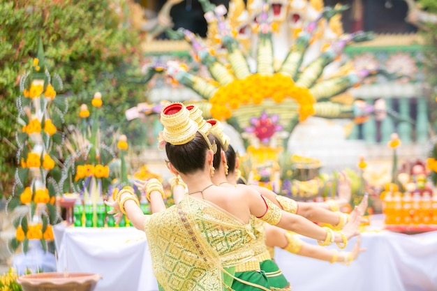 ballare offrendo cose sacre Thailandia
