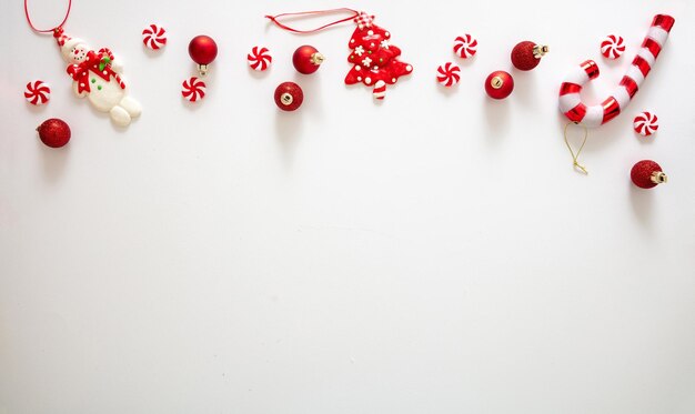 Balle di Natale e caramelle su uno sfondo bianco ornamenti di Natale