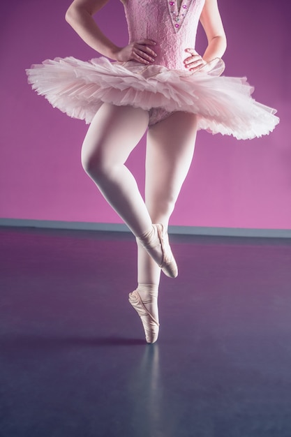 Ballerina aggraziata danza en pointe