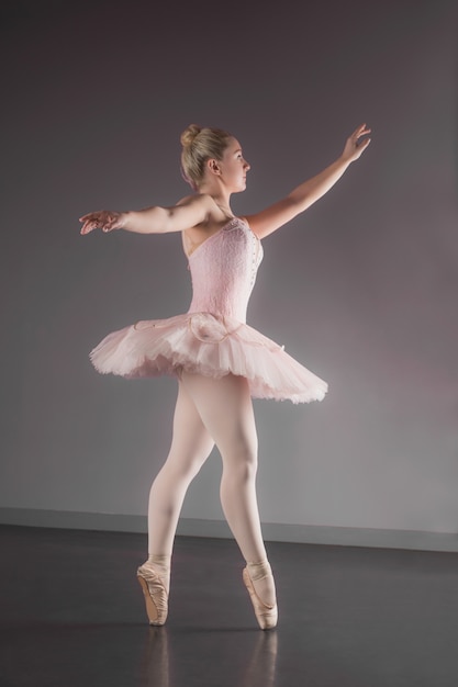 Ballerina aggraziata danza en pointe