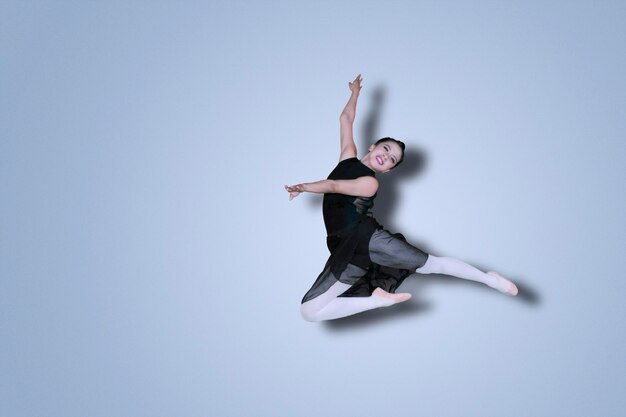 Ballerina asiatica che esegue danze nello studio