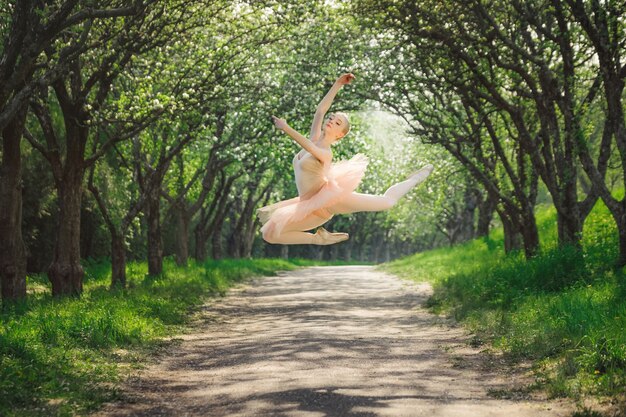 Ballerina che balla all'aperto e che salta in aria