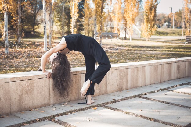 Ballerina che balla la danza contemporanea in un parco urbano