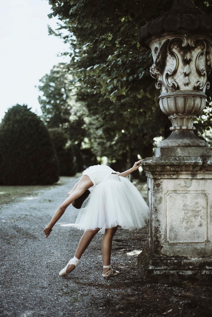 Foto ballerina che balla per strada