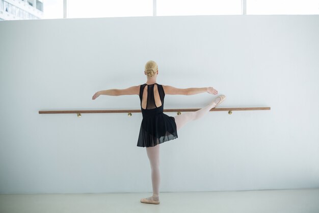 Ballerina che pratica danza classica in studio