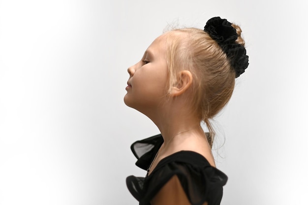 Ballerina del bambino di balletto in posizione in uniforme nera