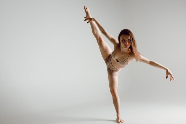 Ballerina della giovane donna che balla la danza dei tacchi alti