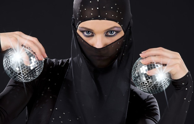 ballerina di festa in abito ninja con palle da discoteca