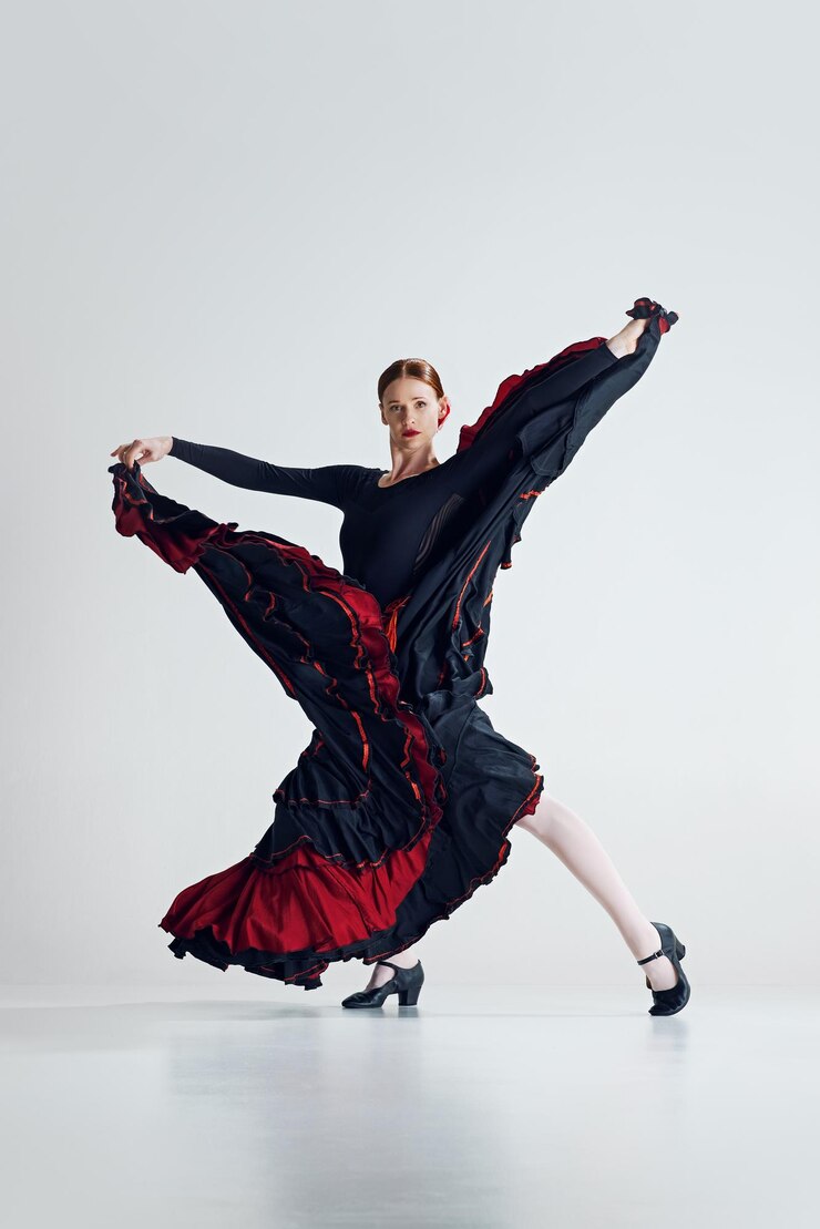 Ballerina di flamenco concentrata e ardente donna elegante che esegue la danza culturale tradizionale spagnola