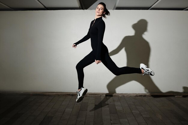 Ballerina di giovane donna che balla in studio