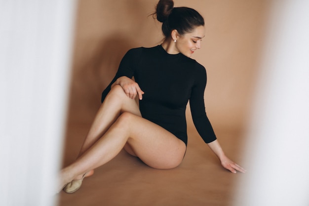 Ballerina donna in studio