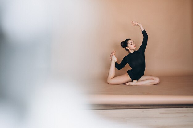 Ballerina donna in studio