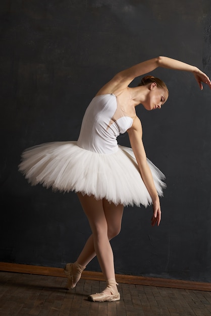 ballerina donna in tutù bianco performance danza di grazia. Foto di alta qualità
