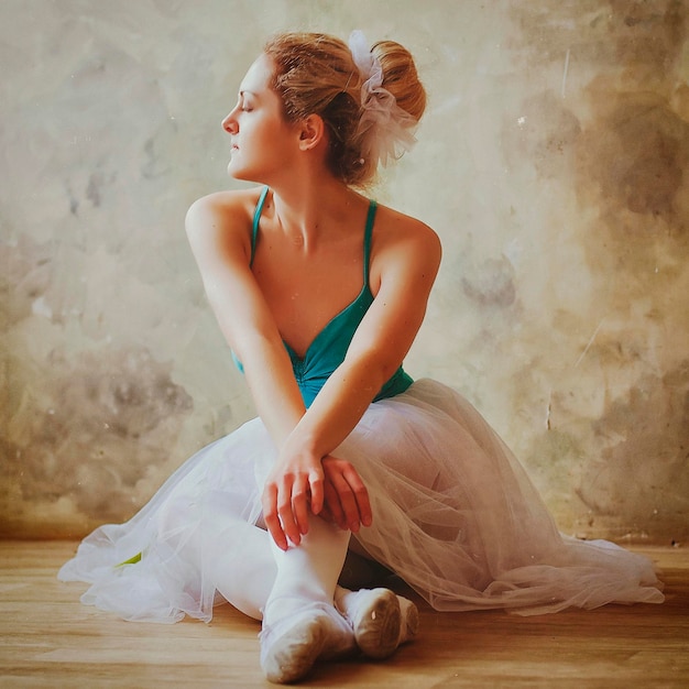 Ballerina giovane e aggraziata in scarpe da punta e un tutù balla in studio. Coreografia, danza