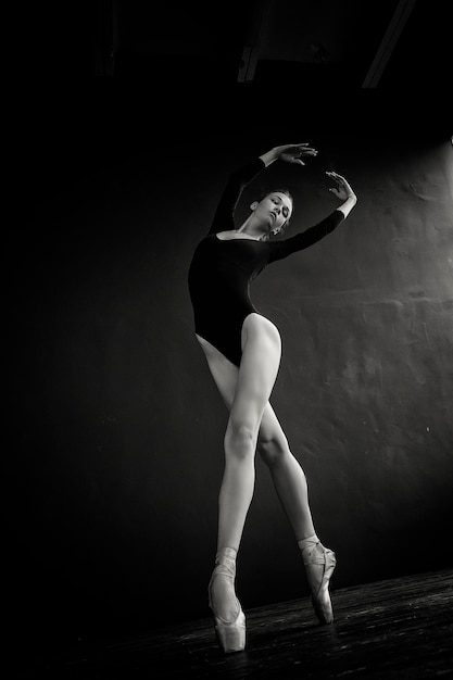 Ballerina in body e scarpe da punta si muove per la stanza con lunghi passi