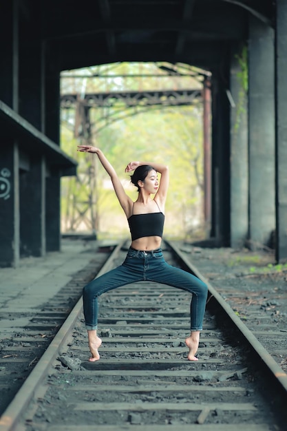 Ballerina in posa alla vecchia stazione ferroviaria immagine di pratica di balletto