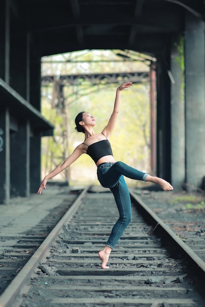 Ballerina in posa alla vecchia stazione ferroviaria immagine di pratica di balletto