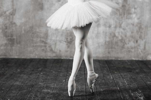 Ballerina in sala da ballo. Ballerina in studio. Monocromatico in bianco e nero.
