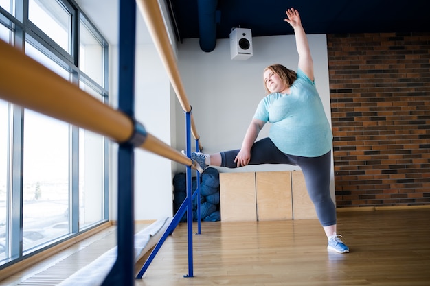 Ballerina in sovrappeso in classe di danza