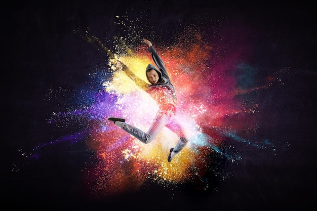 Ballerina moderna in azione su sfondo colorato. Tecnica mista