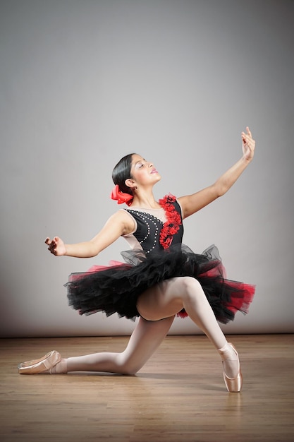 Ballerina ragazza con tutù e scarpe da ballo