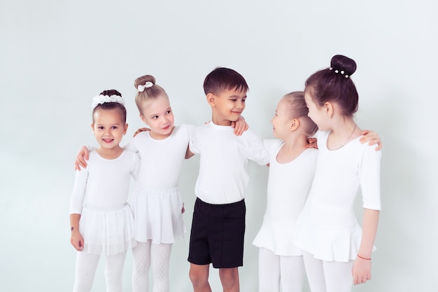 Ballerini di bambini piccoli carini su sfondo bianco Danza coreografata