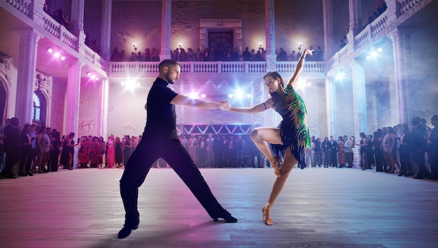 Ballerini di coppia eseguono balli latini su un grande palcoscenico professionale Ballo da sala