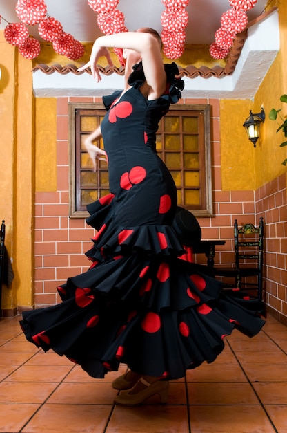 Ballerini di flamenco spagnolo durante la fiera di Siviglia che ballano sevillanas