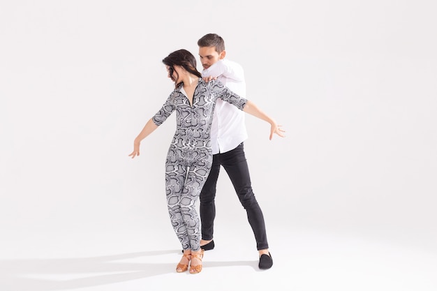 Ballerini di salsa, kizomba, tango e bachata su sfondo bianco con copia spazio. Concetto di danza sociale