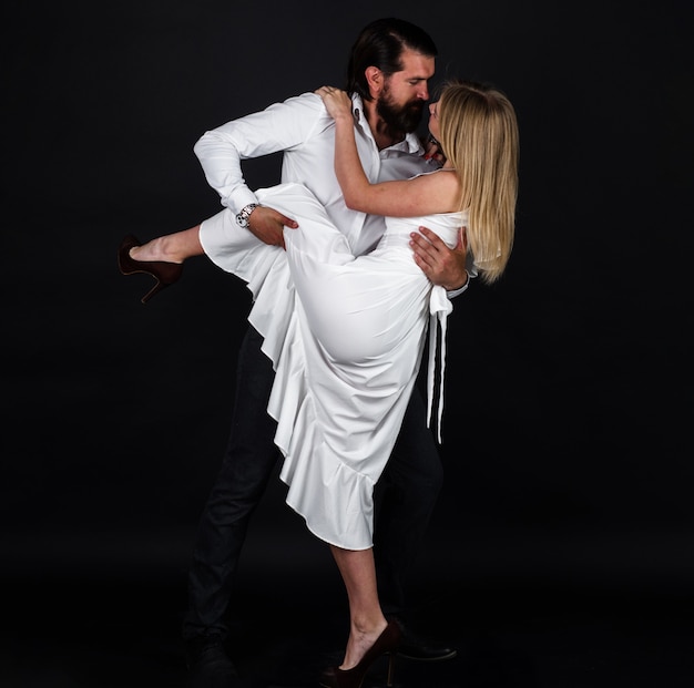 Ballerini in sala da ballo. Coppia romantica ballare il tango.