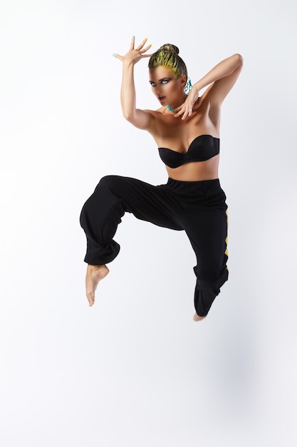 Ballerino alla moda della donna nel salto