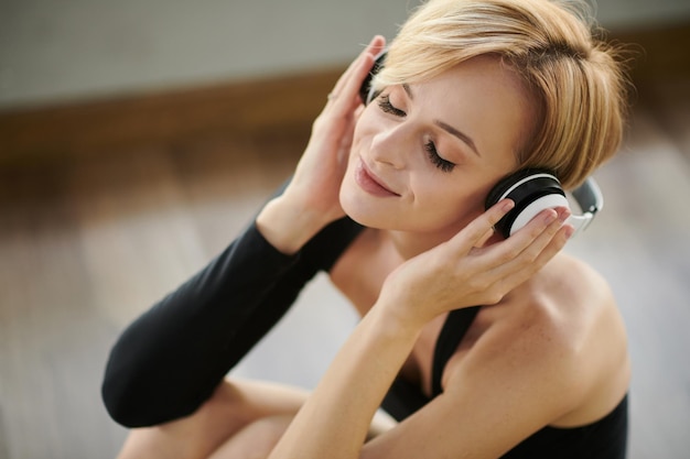 Ballerino che ascolta buona musica