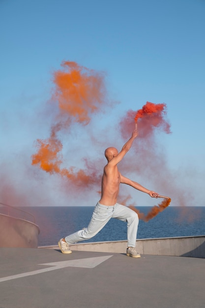 Ballerino che fa arte performativa elegante