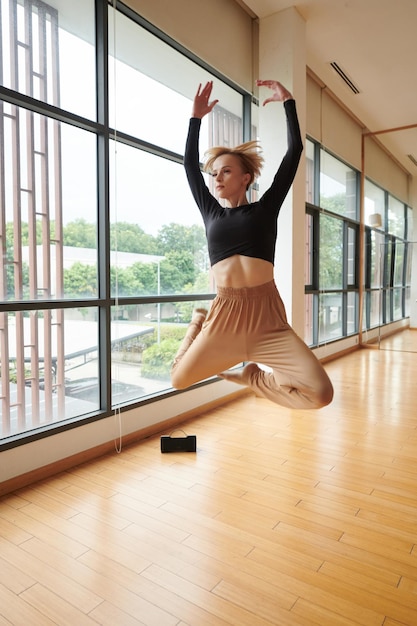 Ballerino che salta in aria