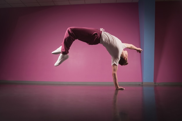 Ballerino cool break facendo verticale su una mano