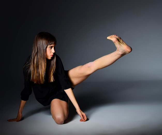 Ballerino femminile isolato ballando con sfondo grigio