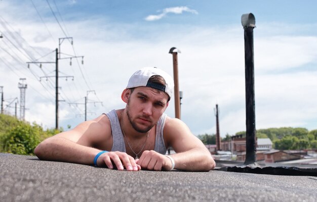 Ballerino hip hop uomo barbuto sul ponte