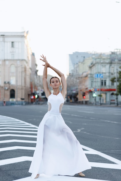 Ballerino in abito bianco in città