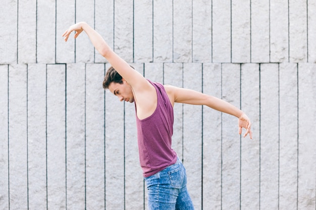 Ballerino maschio che esegue alcune abilità di balletto