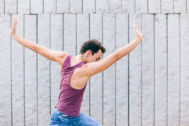 Ballerino maschio muscoloso in azione