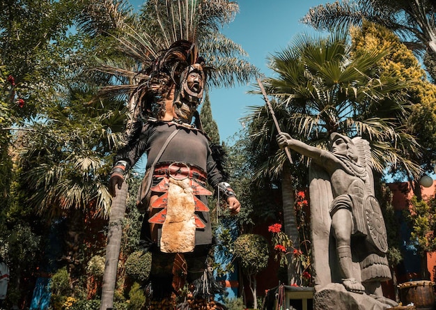 Ballerino messicano preispanico con trucco e abbigliamento della cultura azteca