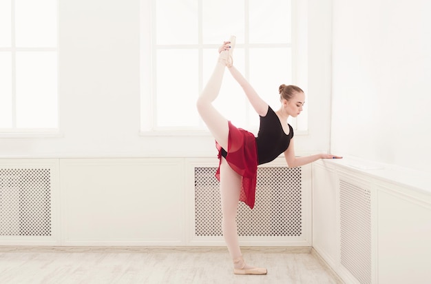 Balletto classico, ballerina sulle punte. Belle e aggraziate ballerine praticano le posizioni di balletto. Allenamento, performance, spazio di copia