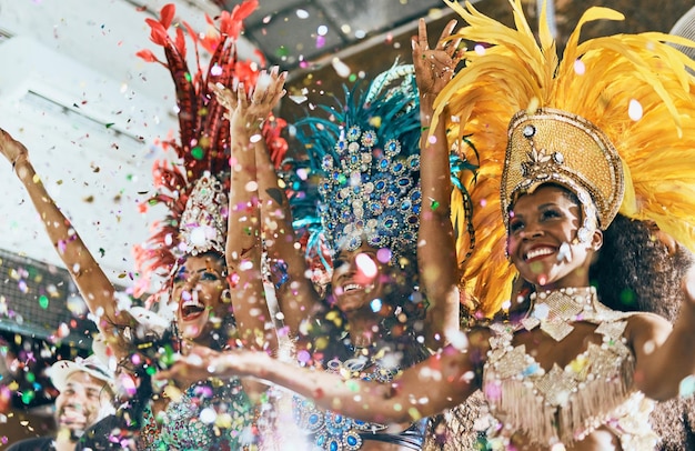 Balliamo via tutti i nostri problemi. Inquadratura ritagliata di bellissime ballerine di samba che si esibiscono in un carnevale con la loro band