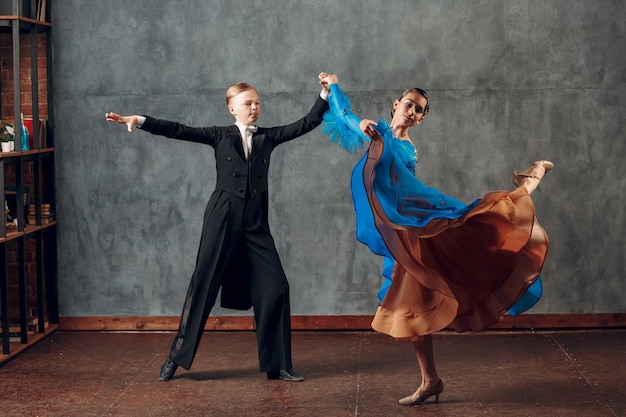 Ballo da sala. Giovane e donna che ballano il foxtrot.