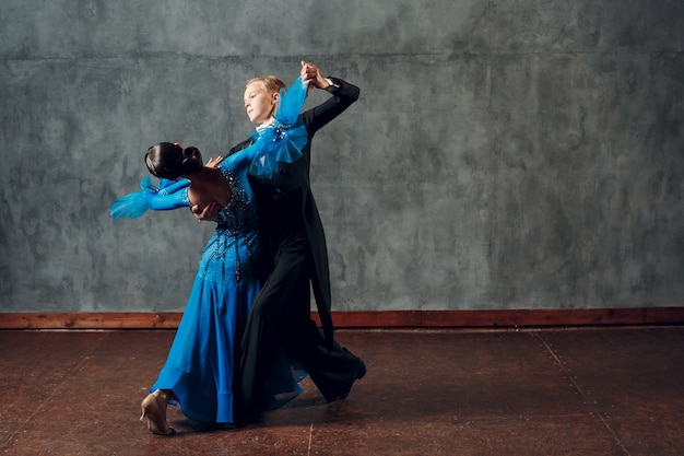 Ballo liscio. Coppia giovane ballerini da sala. Ballo latino e ballerino