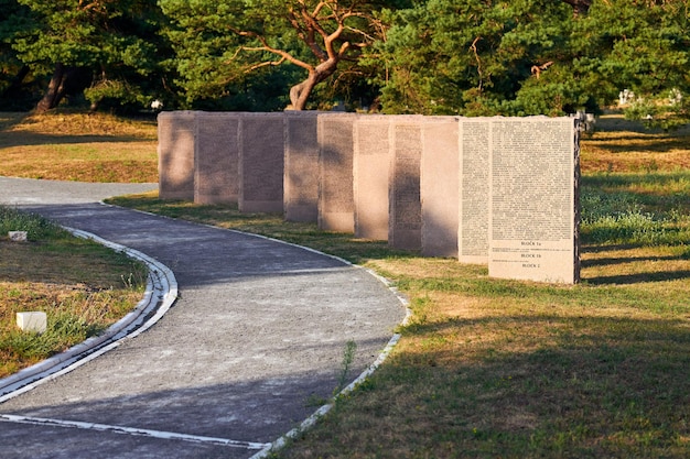 Baltiysk, Russia - 07.30.2021 - Monumenti commemorativi con i nomi dei soldati caduti durante la Seconda Guerra Mondiale del Fronte Orientale. Sepoltura commemorativa internazionale a Baltiysk. Lastre di pietra con nomi di vittime di guerra, soldati