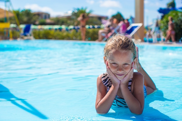 Bambina a aquapark durante le vacanze estive