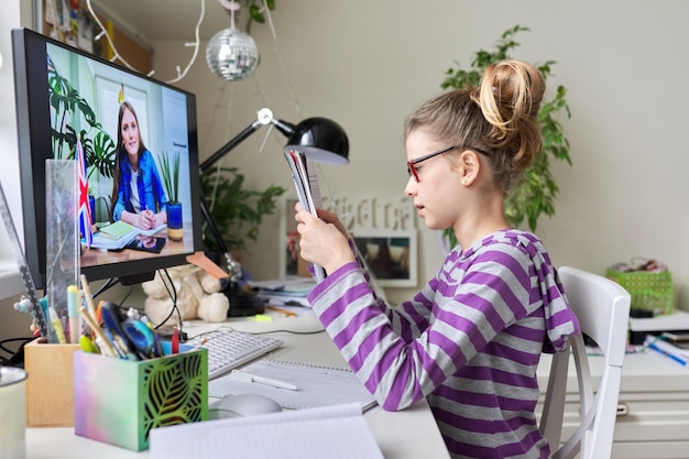 Bambina a casa che studia la lingua inglese a casa lezione online